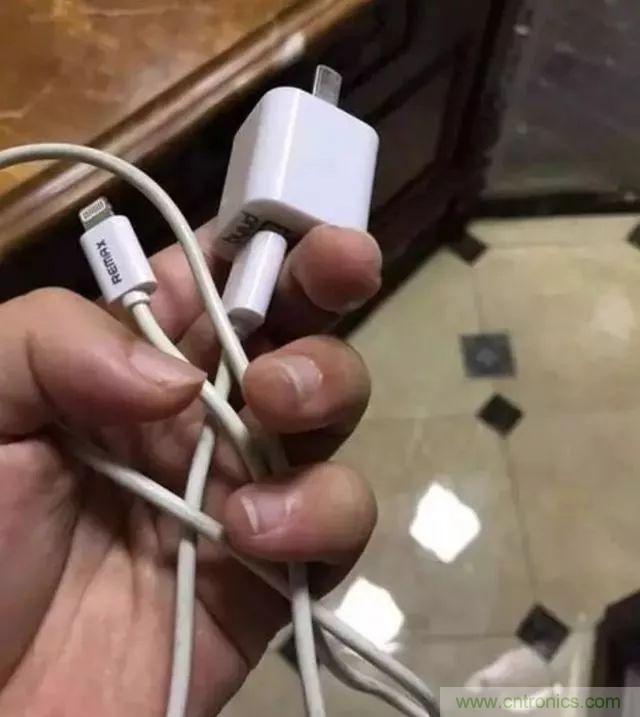 拆了個電容之后，我的iPhone也會自動訂房了